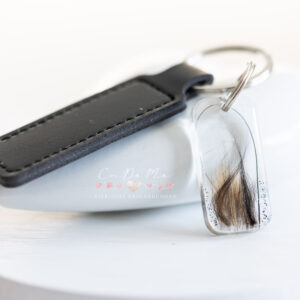 Schlüsselanhänger inkl. PU-Band u. Anhänger mit Tierhaaren
