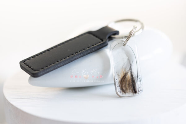 Schlüsselanhänger inkl. PU-Band u. Anhänger mit Tierhaaren