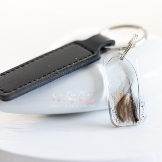 Schlüsselanhänger inkl. PU-Band u. Anhänger mit Tierhaaren